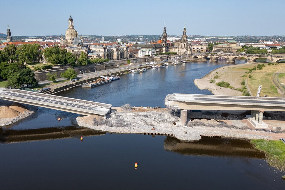 Abrissarbeiten im Sommer '25. Die Carola-Katastrophe schickte Schockwellen durchs Land.