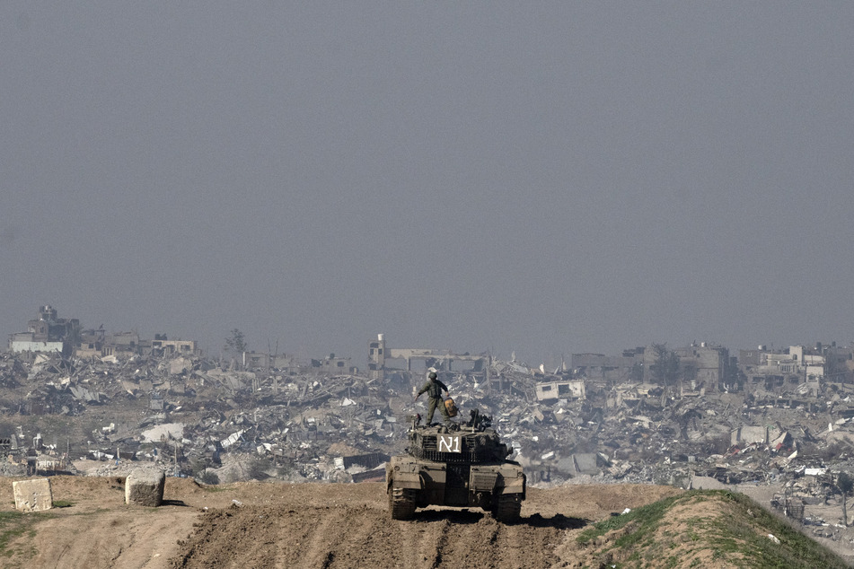 Die Zahl der insgesamt seit Kriegsbeginn getöteten Mitglieder terroristischer Gruppen im Gazastreifen hatte die Armee vor kurzem mit rund 9000 angegeben. Auf israelischer Seite starben 194 Soldaten, wie israelische Medien am Freitag berichteten.