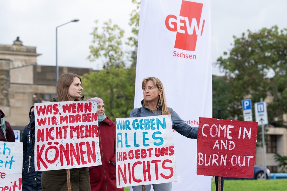"Wir geben alles, Ihr gebt uns Nichts": Mit diesem und ähnlichen Sprüchen demonstrierten am Mittwoch hunderte Menschen gegen den "Bildungsnotstand" in Sachsen.