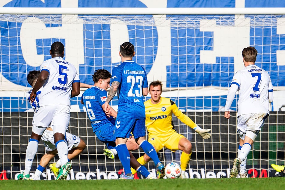 Dariusz Stalmach trifft hier zum 1:2 aus Magdeburger Sicht.
