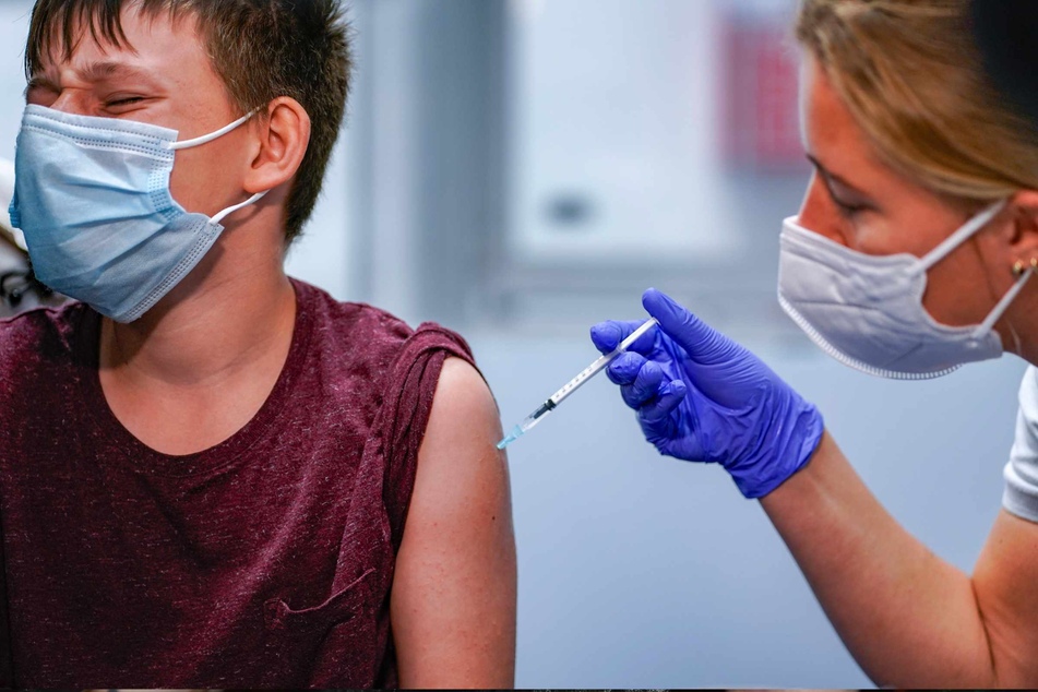 Ein 13 Jahre alter Schüler lässt sich gegen das Coronavirus impfen.