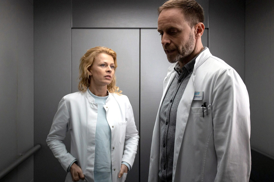 Dr. Ina Schulte soll die neue Gynäkologin in der Sachsenklinik werden. Doch der Chefarzt Dr. Kai Hoffmann ist nicht begeistert.
