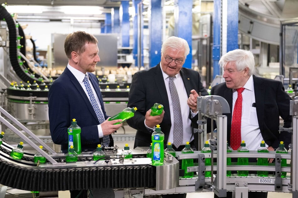 Michael Kretschmer (CDU, 48, l-r), Frank-Walter Steinmeier (68, CDU) und Wolfgang Groß, Geschäftsführer der fit GmbH, auf dem Werkgelände des Spühlmittelherstellers fit.