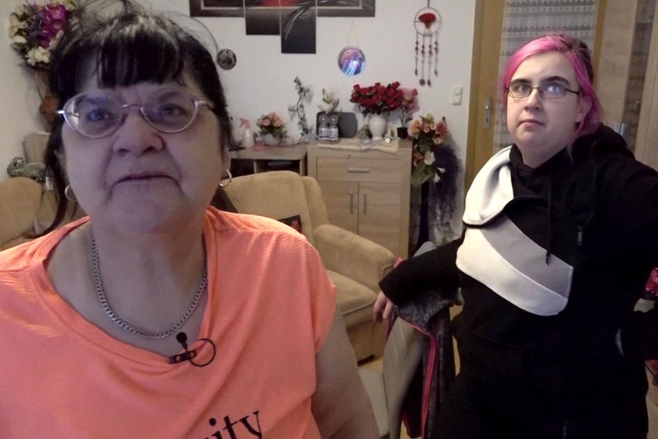 Jana mit ihrer Mutter Brigitte (70, l.).