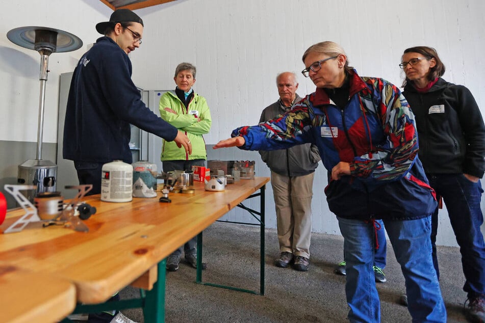 Bei den MHW-Krisenkursen wird den Teilnehmern unter anderem erklärt, wie man Speisen ohne Strom zubereiten kann.