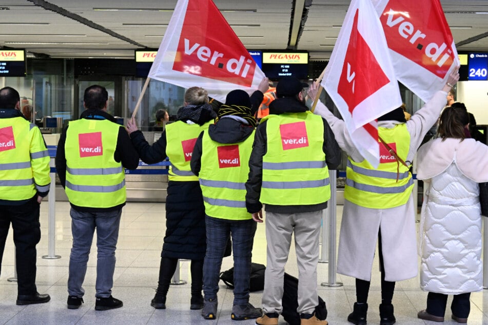 Wegen Warnstreiks von Verdi: Fast 200 Flüge am Flughafen Düsseldorf annulliert