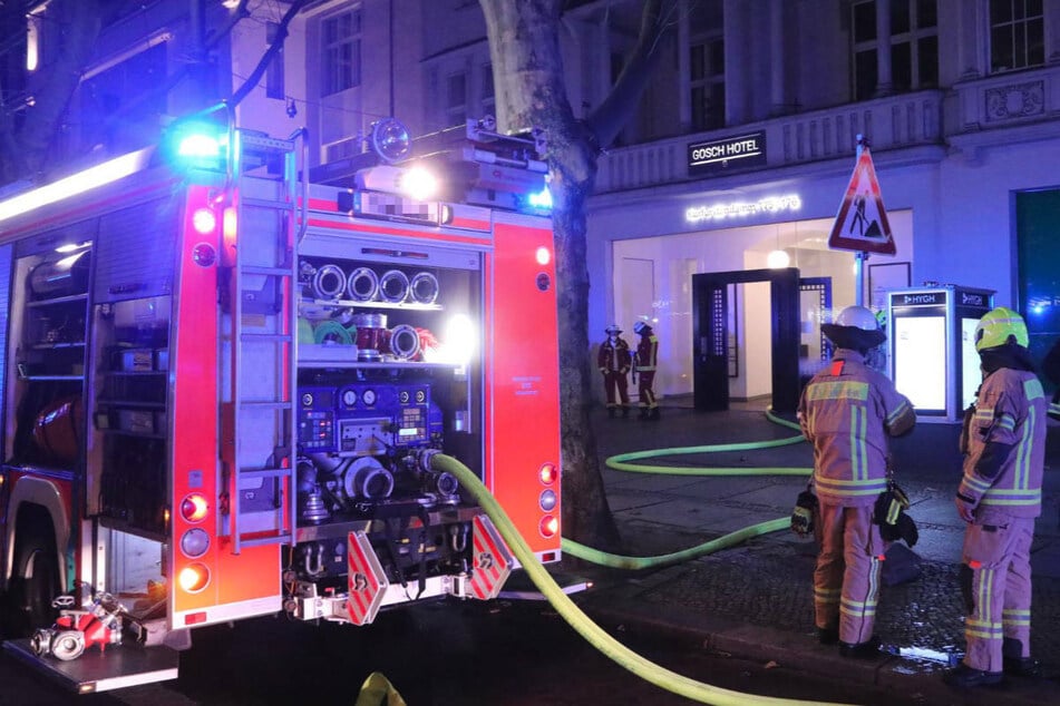 Die Feuerwehr ist am Späten Samstagabend mit einem Großaufgebot zum "Gosch Hotel" am Kurfürstendamm ausgerückt.