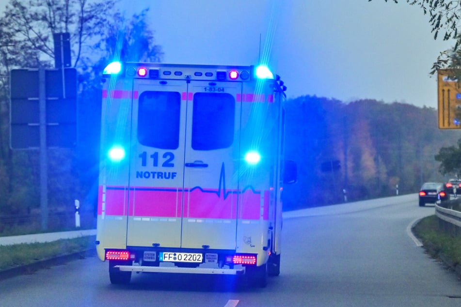 In Stralsund (Mecklenburg-Vorpommern) ist eine 84-jährige Radlerin im Kreisverkehr tödlich gestürzt. (Symbolbild)