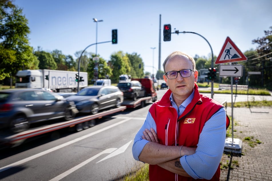 Jörg Vieweg (55, SPD) setzt bei der neuen Stellplatzordnung auf wenig Bürokratie, aber auch auf mehr Begrünung.