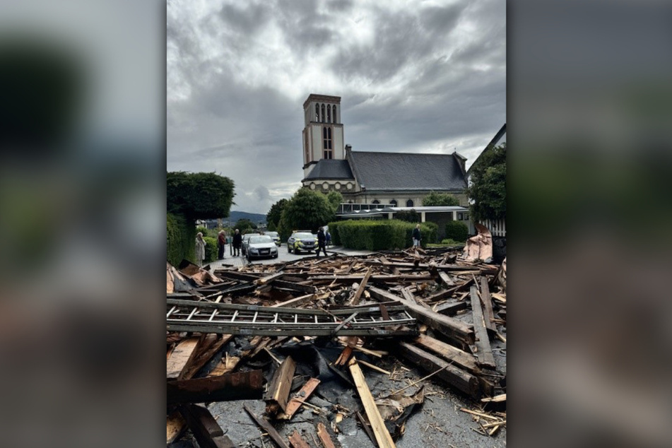 Die Trümmerteile des Kirchturmdachs sind anscheinend meterweit durch die Luft geflogen.