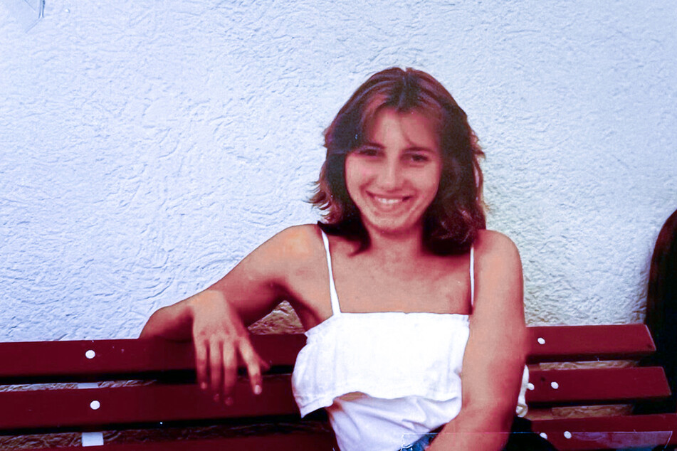 Hier sitzt das Opfer Maria Köhler auf einer Bank und lächelt in die Kamera. (Archivfoto)