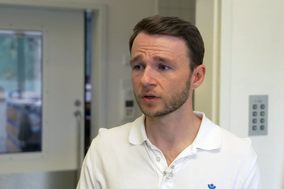 Obwohl es schwer ist: Für Dr. Jonas Armbruster gehört der Tod von Patienten zur täglichen Arbeit mit dazu.