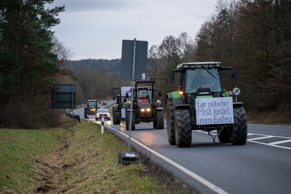 Am Montag protestieren in ganz Sachsen-Anhalt die Bauern. Auf den Straßen in Richtung Magdeburg und Halle kann es zu Verkehrsproblemen kommen. (Archivbild)