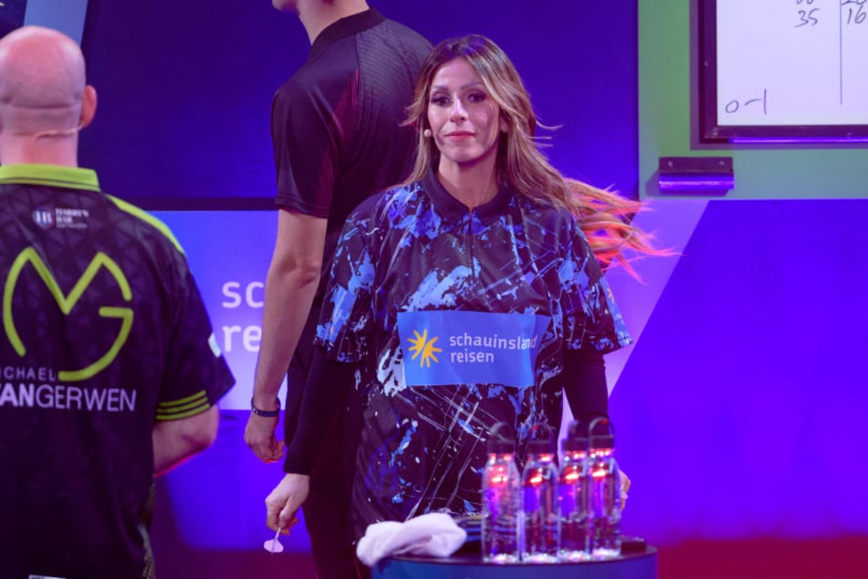 Die Moderatorin hat genug von Chaos und Unordnung.