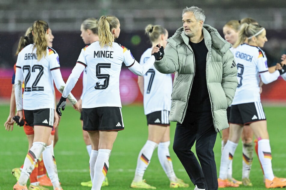 Abklatschen, denn schon am Dienstag ist Rückspiel. Christian Wück (3.v.r.) und seine Damen haben gegen Spanien das Tor nicht getroffen, dennoch eine ordentliche Ausgangsposition fürs Rückspiel.