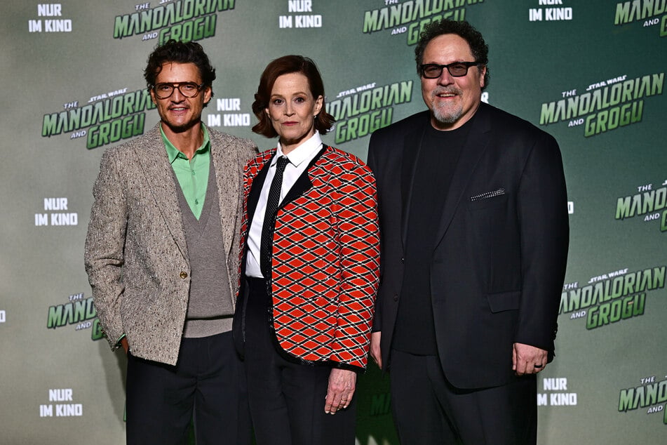 Regisseur Jon Favreau (59, r.) suchte sich zwei Schauspielgrößen für seinen neuen Film "Star Wars: The Mandalorian and Grogu": Pedro Pascal (51) und Sigourney Weaver (76).