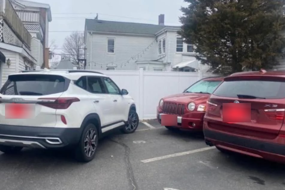 Der Nachbar hatte sein weißes Auto mehr als ungünstig "geparkt".