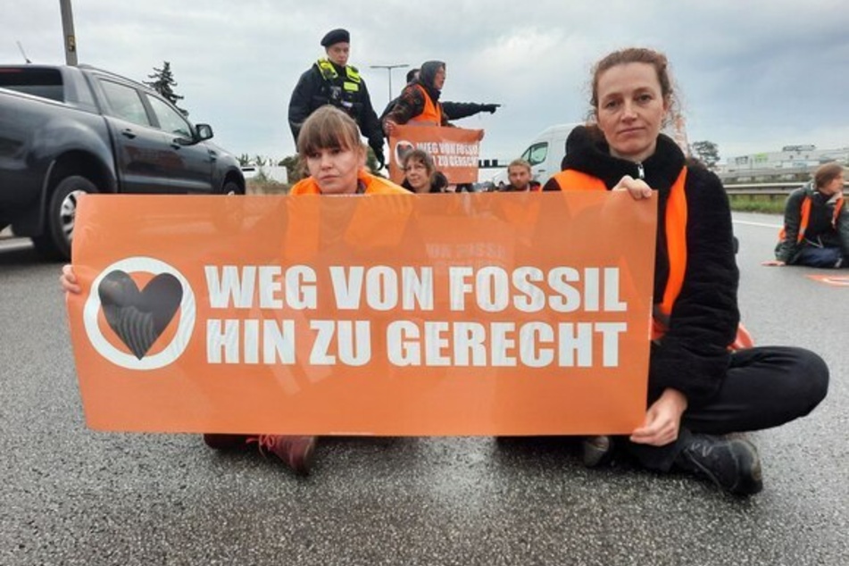 Klimaaktivisten der Letzten Generation sitzen auf der A100 in Berlin.