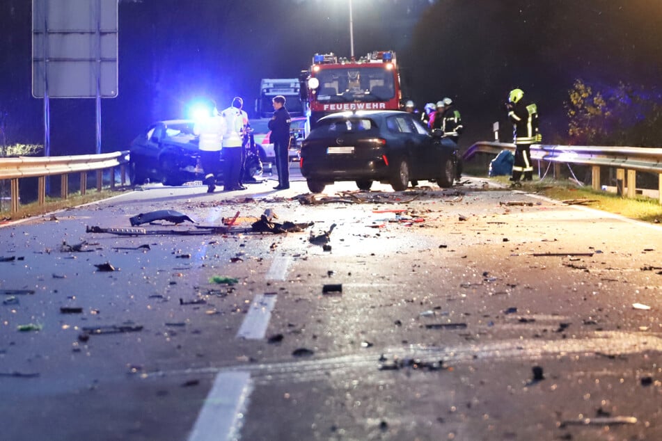 Die Staatsstraße im Freistaat glich nach dem heftigen Unfall am gestrigen Mittwochnachmittag einem Trümmerfeld.