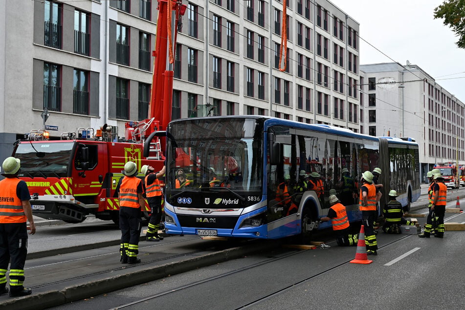 Der MVG-Bus hing mit den Achsen an einem Fahrbahnbegrenzer fest.