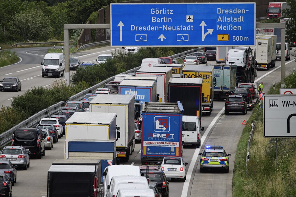 Sachsens schlimmste Stau-Falle: Lastwagen und Autos stauen sich auf der A 4 am Dreieck Dresden-Nord.