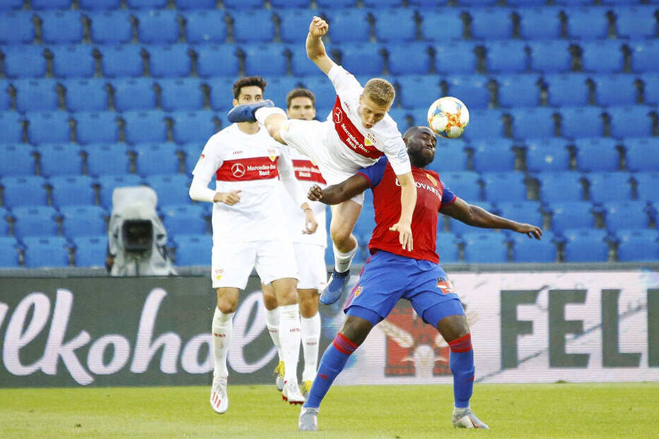 VfB-Torschütze Santiago Ascacibar im Kopfballduell mit Eder Balanta vom FC Basel.