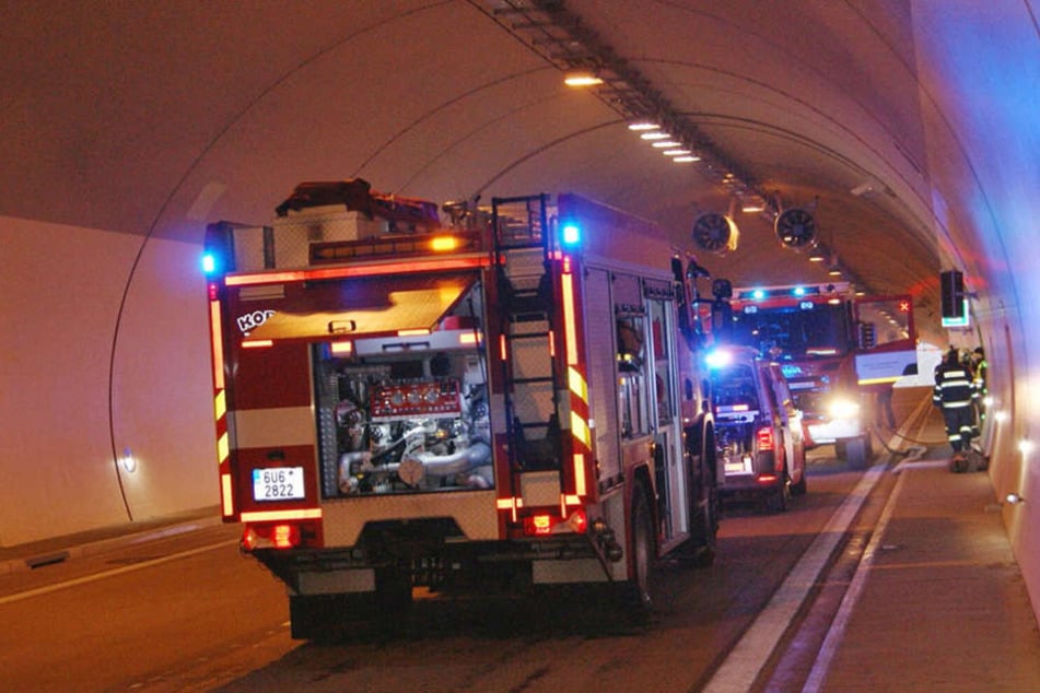 Die Feuerwehr simulierte einen Unfall mit Verletzten
und brennendem Auto.