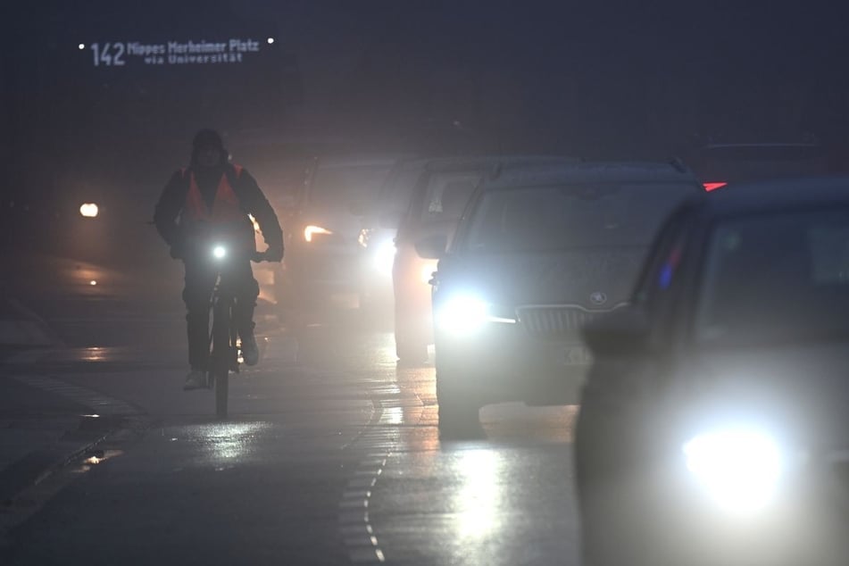 Aufgrund von Glatteis geht der Verkehr in NRW zum Wochenstart in Teilen nur noch sehr langsam voran. (Symbolbild)