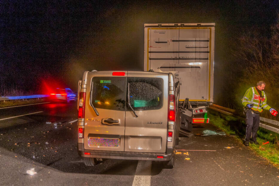 Der Kleinbus krachte zwischen Rastatt-Nord und Rastatt-Süd in das Heck des Lkw.