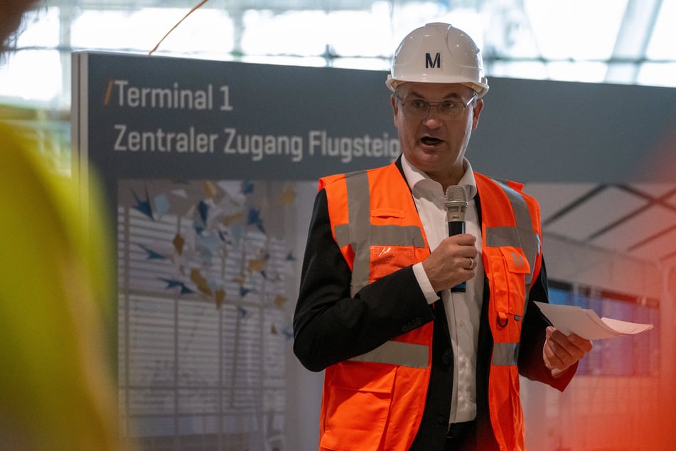 Bayerns Finanzminister Albert Füracker (57, CSU) hat sich ein Bild vom Baufortschritt am Flughafen gemacht.