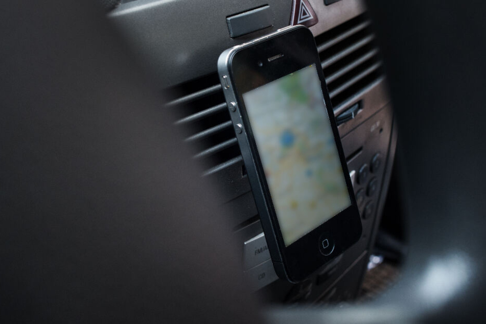 Die Verkehrspolizei erwischte einen VW-Fahrer, der eine Blitzer-App nutzte. (Symbolbild)