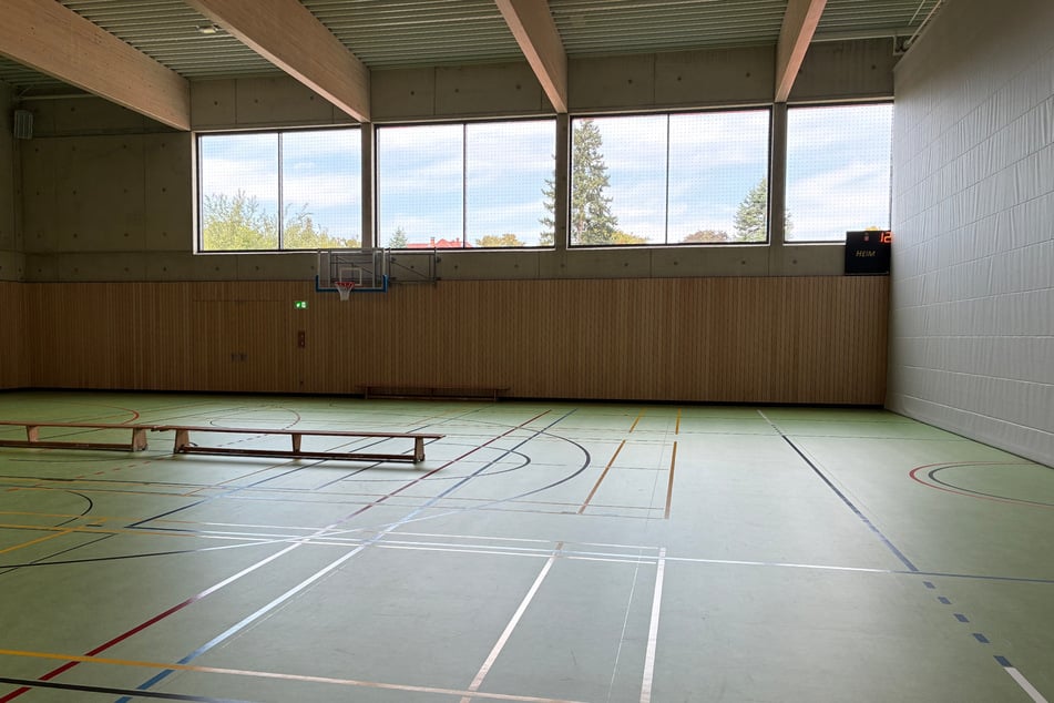 Da ein Teil der Fläche feucht ist, kann der Schulsport nur auf der linken Hallenhälfte stattfinden.