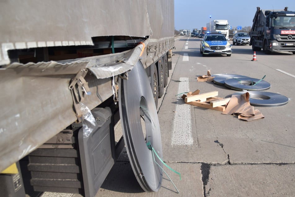 Unfall A6: Metallrollen fallen während Fahrt aus Lkw: A6 bei Brühl teilweise gesperrt