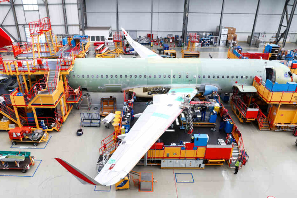 Airbus-Angestellte montieren in Hamburg-Finkenwerder ein Flugzeug der Airbus A320-Familie.