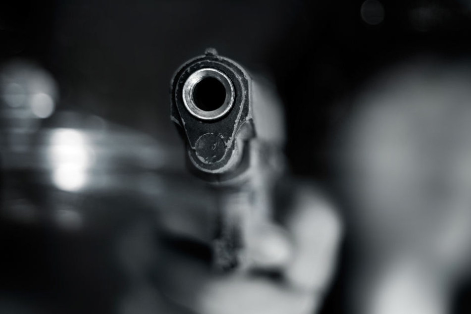 Der Täter schoss auf den 21-Jährigen. (Symbolbild)