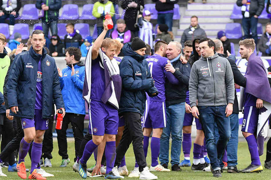 Die Stimmung im Auer Team war nach dem Sieg gegen Paderborn natürlich prächtig.