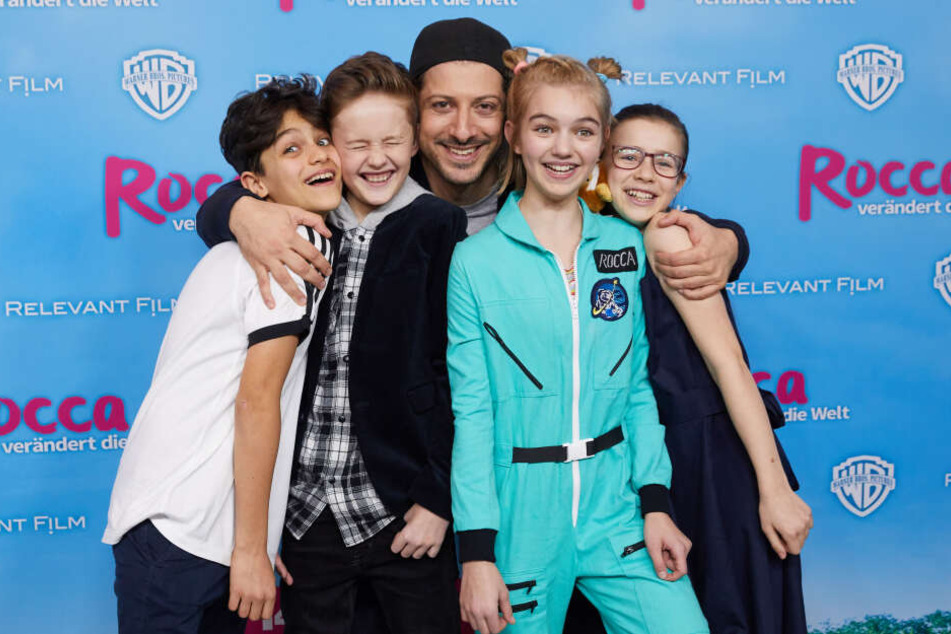 Die Schauspieler Caspar Fischer-Ortman, Leo Knizka, Fahri Yardim, Luna Marie Maxeiner und Luise Richter (von links) bei der Weltpremiere in Hamburg.