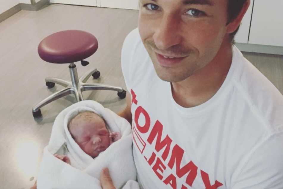 Stolz präsentiert Martin Männel seinen neugeborenen Sohn Max.