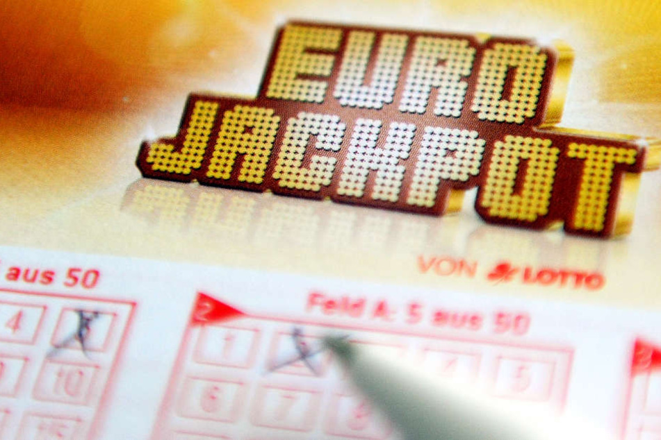 Lotto-Millionär hat sich gemeldet: Glückspilz sackt 45 Millionen ein