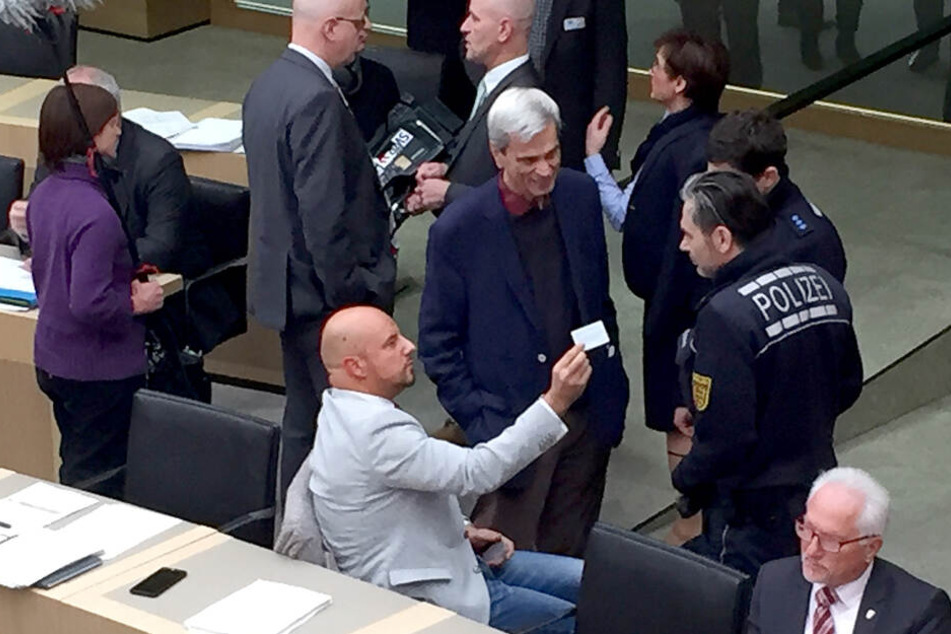 Der Stuttgarter Landtag im Dezember: Polizisten sind nötig, um die beiden AfD-Männer aus dem Sitzungssaal zu bekommen.