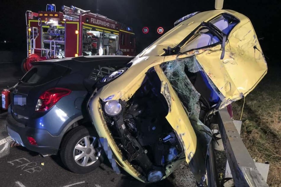 Das Foto zeigt die Trümmer der beiden Autos nach dem Unfall auf der A5.