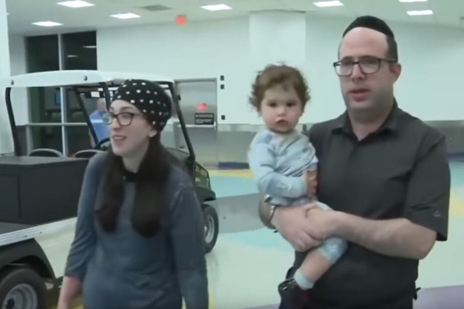 Yossi und Jennie Adler zusammen mit ihrer kleinen Tochter.