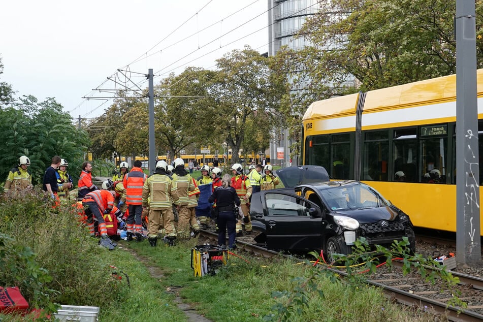 Der Kleinwagen wurde ins Gleisbett geschleudert, die beiden Insassen schwerst verletzt. Der Fahrer starb kurz darauf im Krankenhaus.