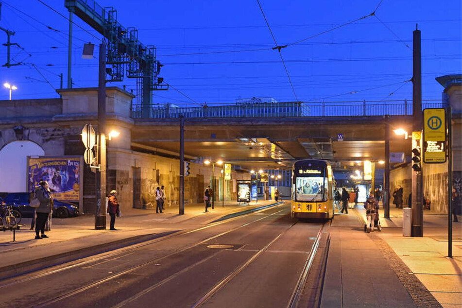 Am Samstagabend kam es bei der Haltestelle Bahnhof Mitte zu einer Raubstraftat. (Symbolbild)