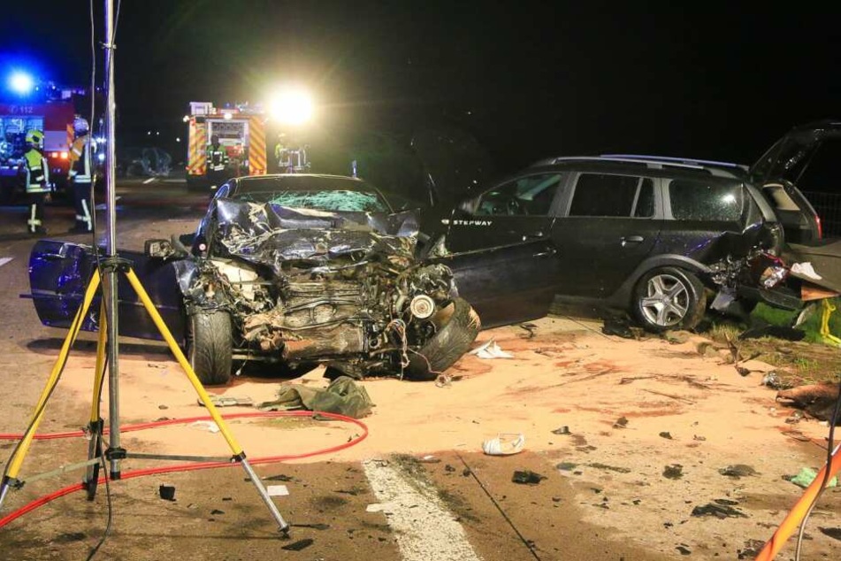 Zwei Menschen starben bei dem schweren Unfall.