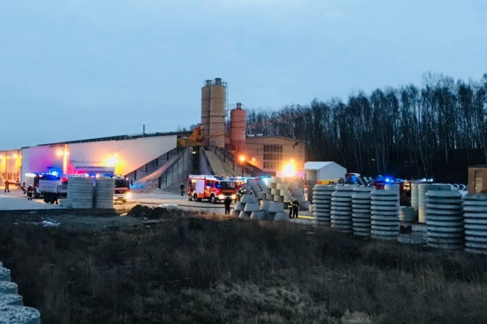 Die Feuerwehr versucht den Brand zu löschen. Allerdings ist die Hitzeentwicklung so groß, dass die Einsatzkräfte sich nicht nähern können.