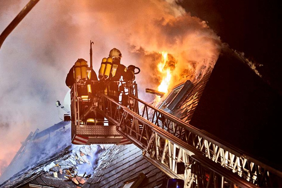 Die Flammen griffen auch auf das Dach über.