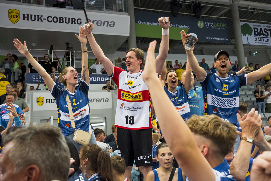 Nach dem hart umgekämpften Erfolg beim HSC 2000 Coburg feierten die Spieler des ThSV Eisenach zusammen mit ihren Fans die Rückkehr in die Handball-Bundesliga.