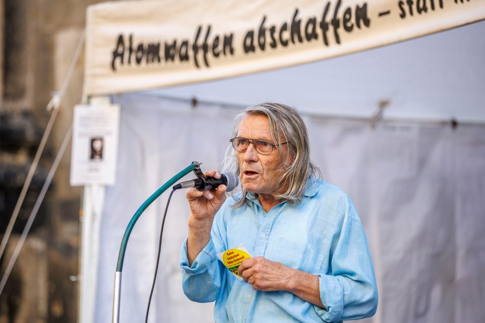 Am Dienstagnachmittag sprach der langjährige Organisator Bernd Reißmann (81) auf der Mahnwache.