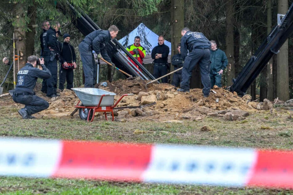 Einsatzkräfte der Polizei graben an einem möglichen Ablageort einer Mädchenleiche nahe Flossenbürg.